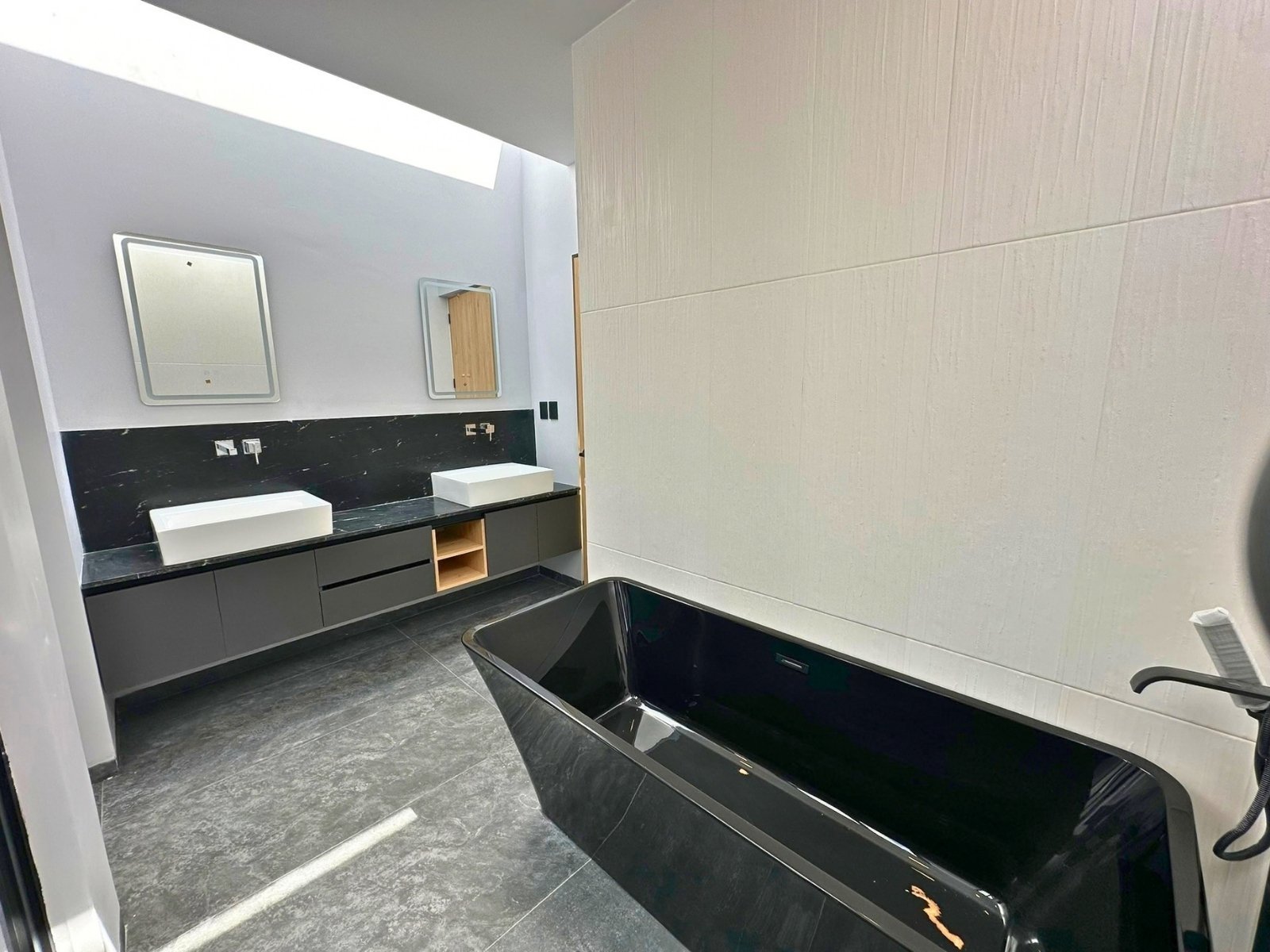 baño y tina de casa en Residencial El Mayorazgo, Querétaro.