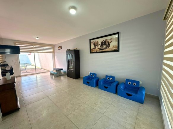 sala y comedor de casa en Zibatá con muy amplio patio.