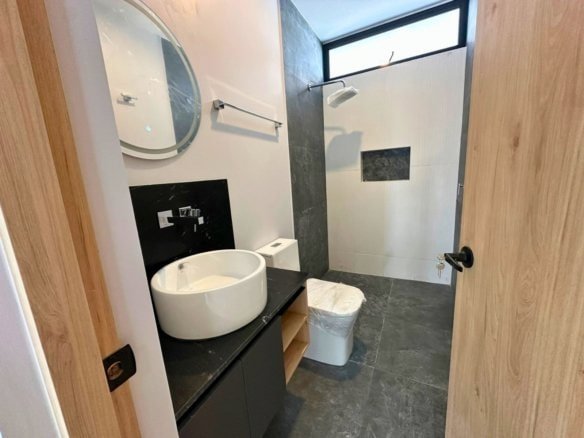 baño planta baja de casa en Residencial El Mayorazgo, Querétaro.
