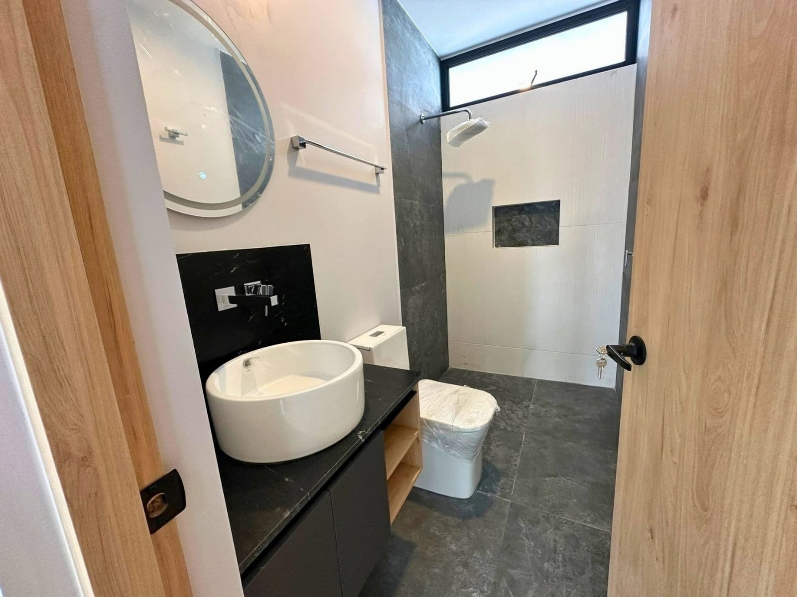 baño planta baja de casa en Residencial El Mayorazgo, Querétaro.