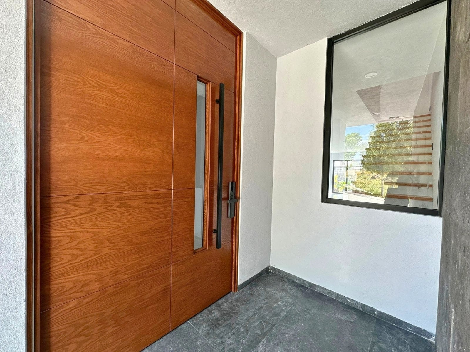 puerta de casa en Residencial El Mayorazgo, Querétaro.