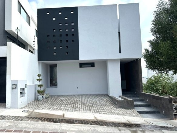 fachada de casa en Residencial El Mayorazgo, Querétaro.