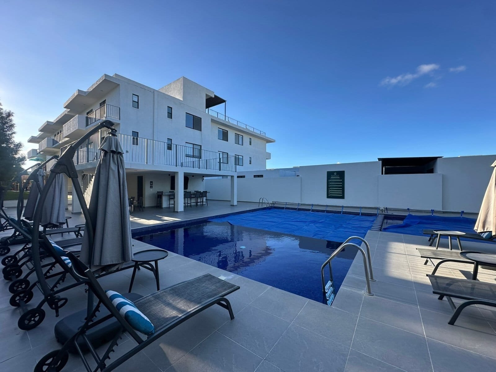 alberca y terraza de casa en venta en Sabino Zibatá, Querétaro.