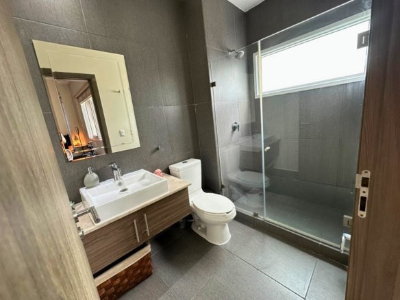 baño 2 de casa en venta en Altozano de 4 recámaras.