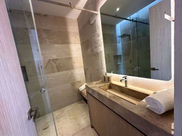 baño 3 de casa de lujo en Altozano, Querétaro.