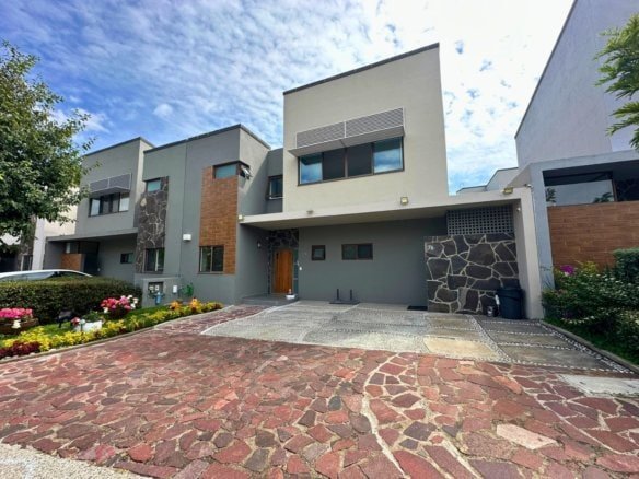 fachada 2 de casa en venta en Altozano de 4 recámaras.