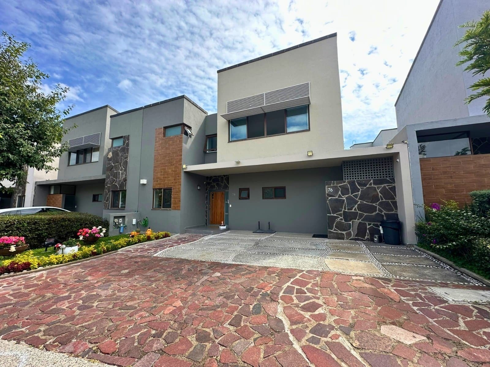 fachada 2 de casa en venta en Altozano de 4 recámaras.