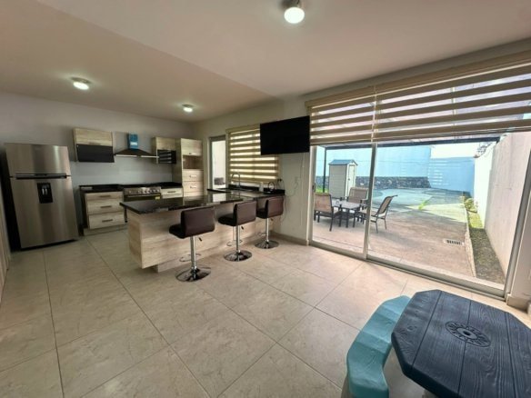 cocina y ventana de casa en Zibatá con muy amplio patio.