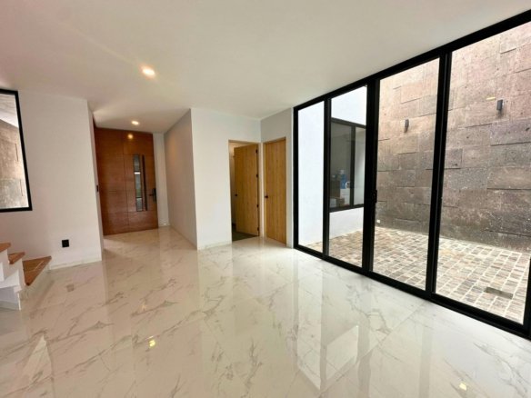 entrada de casa en Residencial El Mayorazgo, Querétaro.