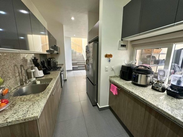 cocina integral de casa en venta en Altozano de 4 recámaras.