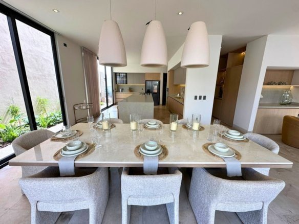 comedor de casa de lujo en Altozano, Querétaro.
