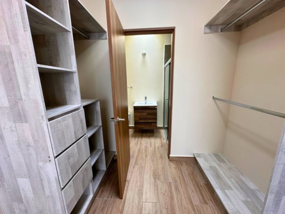vestidor de departamento en Zibatá frente Anáhuac.
