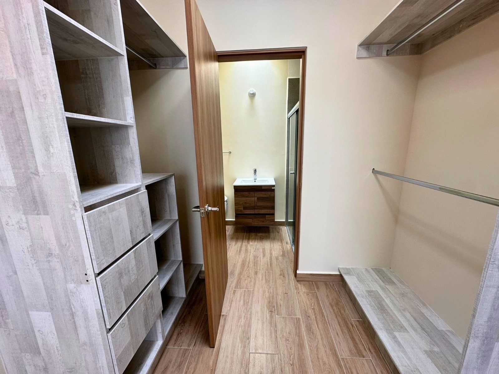 6 vestidor de departamento en Zibatá frente Anáhuac.