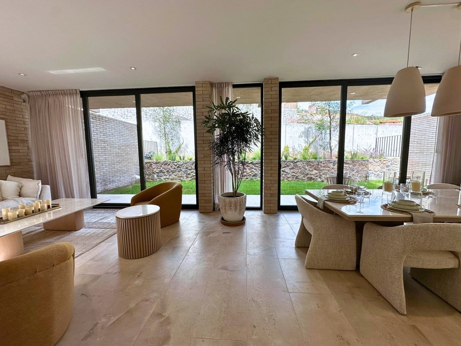 6 sala y comedor de casa de lujo en Altozano, Querétaro.