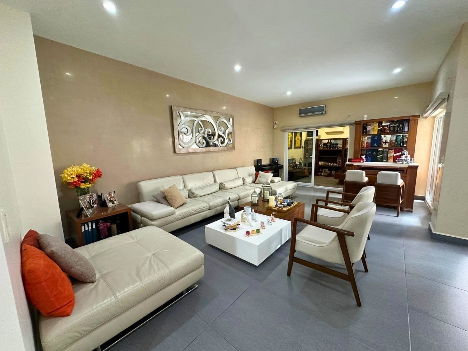 sala de casa en venta en Altozano de 4 recámaras.