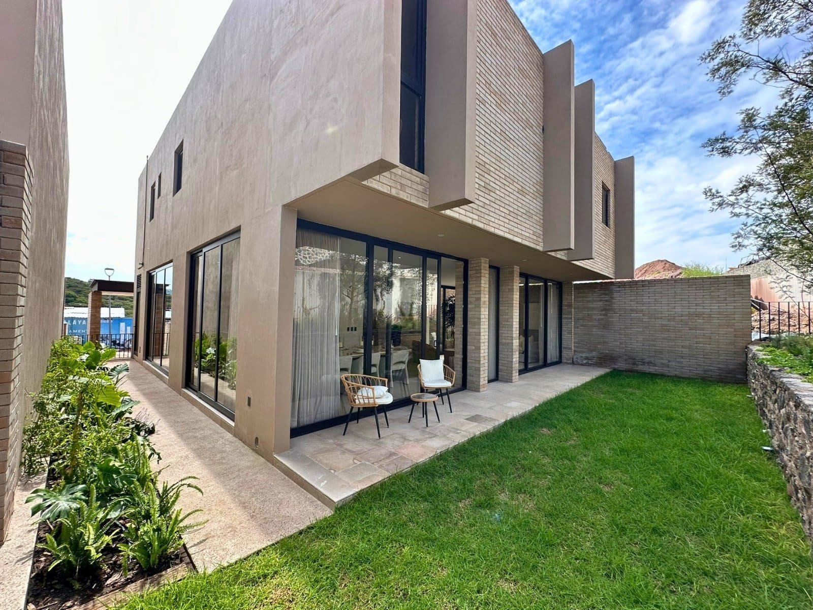 9 jardin y pasillo de casa de lujo en Altozano, Querétaro.