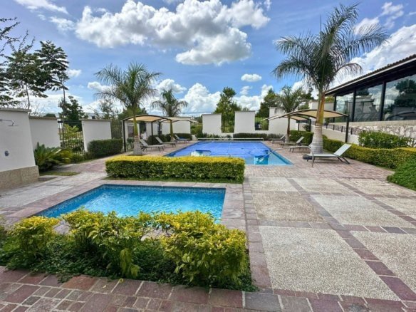 albercas de elegante casa en Residencial Mayorazgo
