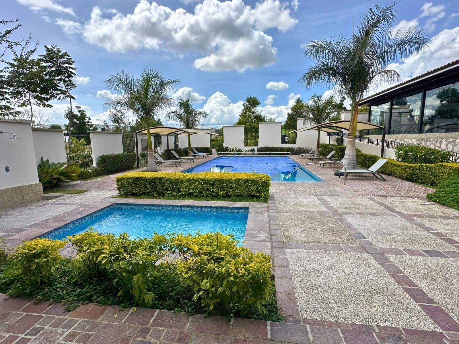 albercas de elegante casa en Residencial Mayorazgo